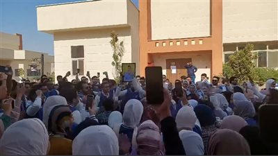 أغاني وزغاريد.. طلاب طب قنا يحتفلون بتخرجهم على طريقتهم الخاصة | فيديو 