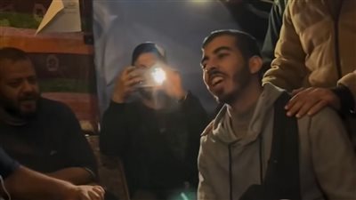 خلال اختبائهم من نيران القصف داخل مخيم.. صحفيو غزة ينشدون أغنية سوف نبقى هنا | فيديو 