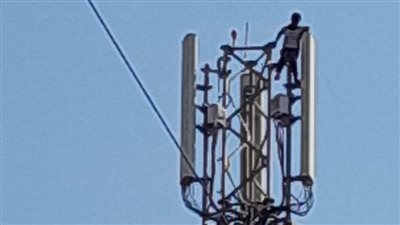 أمن أسوان ينقذ مريضًا نفسيًا حاول القفز من أعلى شبكة محمول