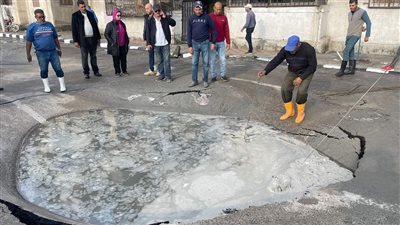 جهود مكثفة للسيطرة على حادث كسر بخط مياه عمومي تسبب في هبوط أرضي ببورسعيد | صور