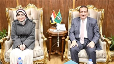 تلاوة القرآن في 4 ساعات.. محافظ المنوفية يكرم طالبة حاملة لكتاب الله 