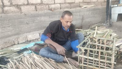 الرزق يحب الخفية.. العم سيد يتنقل بين المحافظات لصناعة أقفاص الجريد: بشتغلها من 40 سنة وربيت منها 5 أبناء