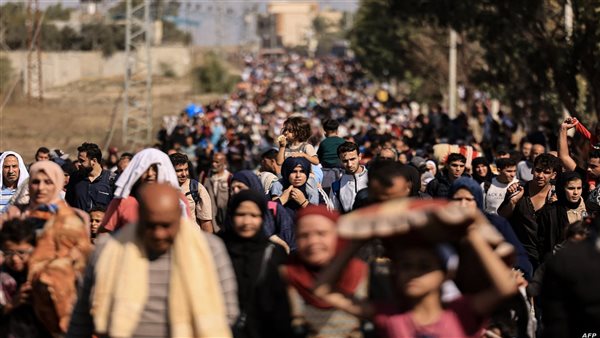 فلسطينيون ينزحون