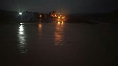 بسبب السيول.. مصرع شخص في حادث انقلاب سيارة وغلق طريقي مرسى علم برنيس وإدفو | بث مباشر