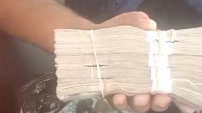 كانوا داخل كيس.. مهندس أقصري يعثر على 300 ألف جنيه ويعيدها لصاحبها بعد رحلة بحث