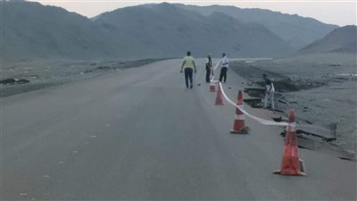 لليوم الثالث على التوالي.. استمرار غلق طريق مرسى علم - إدفو بسبب السيول