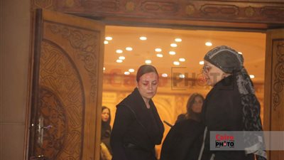 محمد أبو داود أول الحاضرين.. ريهام عبد الغفور تستقبل العزاء في والدها بمسجد الشرطة | صور