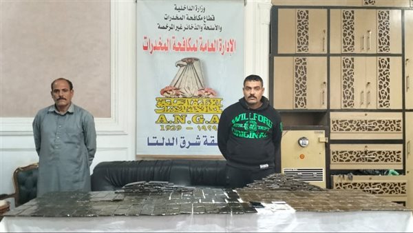 المتهمان امام المضبوطات