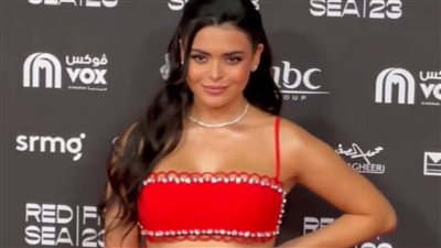 العلوية بـ14 ألف جنيه.. أسماء جلال بفستان جرئ من قطعتين بمهرجان البحر الأحمر السينمائي