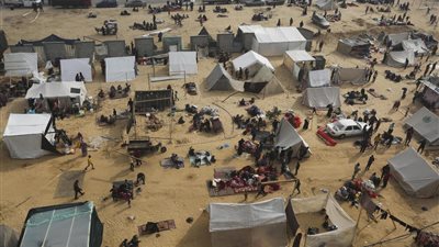 تحت كثافة نيران الاحتلال الإسرائيلي.. أهالي غزة يتكدسون في مخيمات الجنوب | صور 