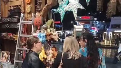 يعشقون التراث المصري.. إقبال السياح على شراء الصناعات اليدوية بشرم الشيخ | بث مباشر 