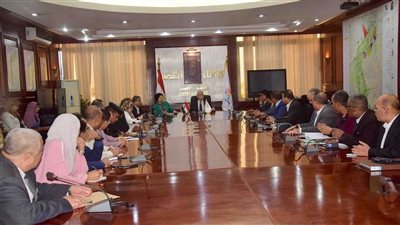 مقاعد متحركة للكبار.. محافظ الأقصر يوجه بتيسير إجراءات العملية الانتخابية للمواطنين