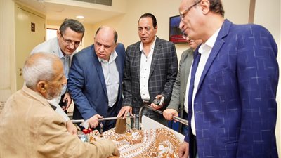 وفد من نقابة الصحفيين يزور جرحى غزة في معهد ناصر والعاصمة الإدارية