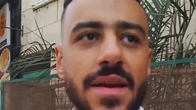 يتحدث لغتين ويعمل محاسبا قانونيا.. الشاب مصطفى يكافح في شوارع القاهرة: ببيع سندوتشات للطلبة والشغل مش عيب| بث مباشر 