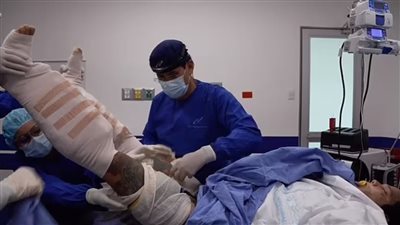 كولومبي يخضع لجراحة مؤلمة لتطويل ساقيه 10 سنتيمترات