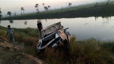 الصور الأولى لحادث انقلاب ملاكي بترعة في قنا وإصابة أب ونجليه