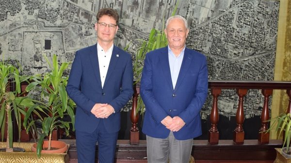 محافظ الأقصر يستقبل