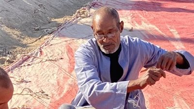 شد القلوع يا مراكبي.. عواد أقدم صانع لأشرعة المراكب بالأقصر: المهنة قل صناعها