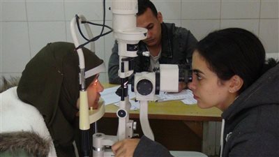 جامعة المنيا توقع الكشف الطبي على 490 شخصًا بقرية الحواصلية في قافلة تنموية شاملة
