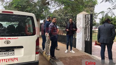 وصول جثمان شقيق الفنان أحمد حلمي إلى مسجد ناصر ببنها لأداء صلاة الجنازة | صور