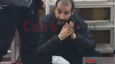 انهيار أحمد حلمي خلال أداء صلاة الجنازة على شقيقه الأكبر في مسجد ناصر ببنها | بث مباشر