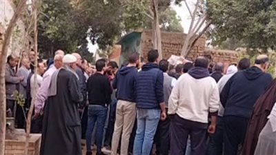 انهار أثناء دفنه.. تشييع جثمان شقيق الفنان أحمد حلمي بمقابر الأسرة في بنها