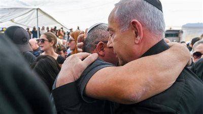 بكاء نتنياهو في جنازة نجل عضو مجلس الحرب الإسرائيلي | صور