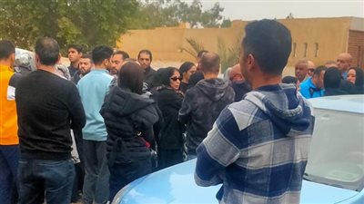 منى زكي تشارك أسرة زوجها الفنان أحمد حلمي في عزاء شقيقه الأكبر ببنها 