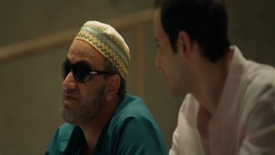 فقد بصره فهرب وسط الأموات.. كيف جسد أسامة أبوالعطا معاناة الشيخ حسني في زينهم؟