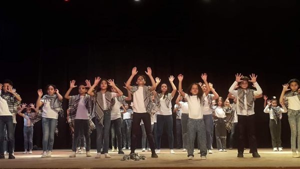 احتفالات مبكرة بعيد