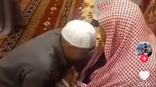  مصري يلتقي بكفيله