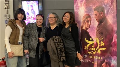 والدة آسر ياسين تدعمه وتصطحب 75 سيدة لمشاهدة فيلمه شماريخ 