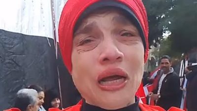 سيدة تحمل صورة السيسي خلال مشاركتها بالانتخابات: شوفته مرتين في الرؤية وربنا يخليه لمصر | بث مباشر
