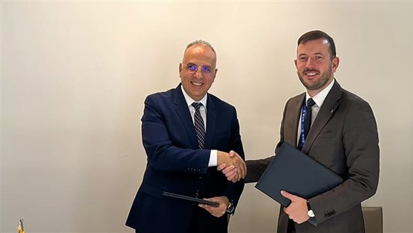 جانب من التوقيع