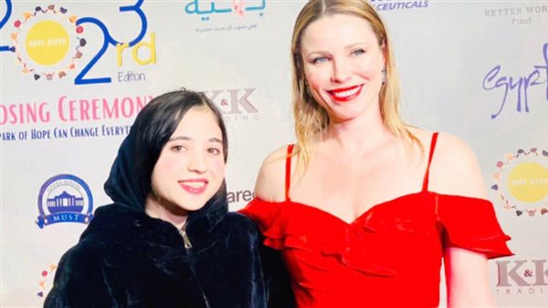 كيرا شابلن مع محررة