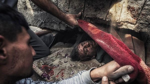 شاب يمسك يد أخيه