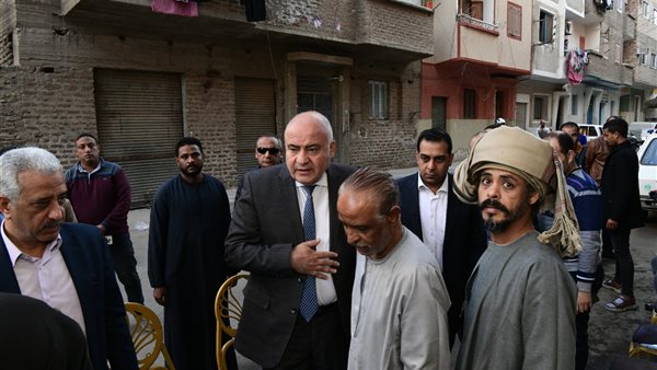 محافظ قنا أثناء أداء