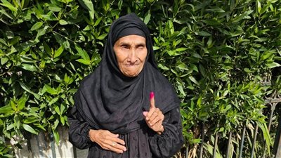 الحاجة زبيدة أكبر حاصلة على محو الأمية: انتخبت السيسي ابن بلدي