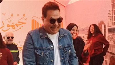 غير البلد دي يا ناس ملناش بنحبها ومنستناش.. حكيم يدلي بصوته في الانتخابات الرئاسية وسط جمهوره