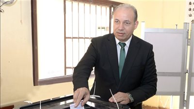 رئيس جامعة المنصورة يدلي بصوته في الانتخابات الرئاسية بمدرسة الشهيد خالد الطوخي