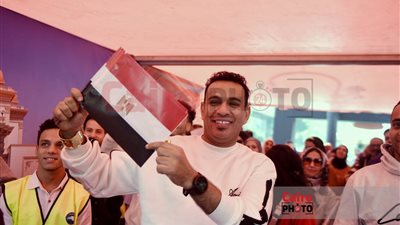 بتقديم الأغاني الوطنية والتقاط الصور التذكارية.. محمود الليثي يدلي بصوته في الانتخابات الرئاسية 2024