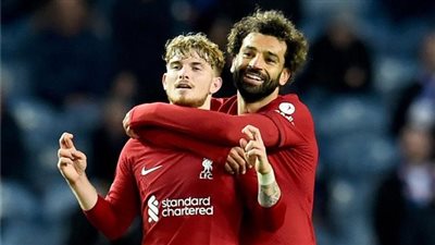 لاعب ليفربول الشاب يتغنى بمحمد صلاح: لا يوجد أفضل منه يسجل 200 هدف