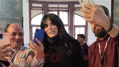حورية فرغلي تمازح الجمهور أثناء إدلائها بصوتها في الانتخابات الرئاسية: طلعتوني حرامية