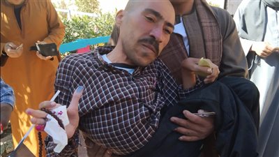 محمولا على الذراعين.. مواطن من ذوي الهمم يدلى بصوته في الانتخابات الرئاسية بأسيوط