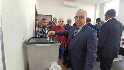 رئيس اقتصادية قناة السويس يدلي بصوته في الانتخابات الرئاسية بالعاصمة الإدارية