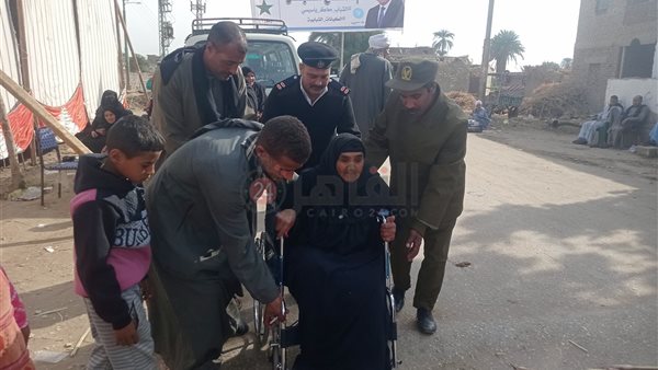 فرد شرطة يساعد مسنة