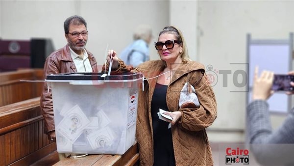 يسرا تدلي بصوتها