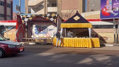 المشروبات مجانا.. بوفيهات أمام اللجان لتقديم المشروبات للناخبين