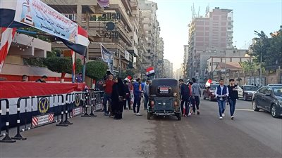 التوصيل مجانًا.. التوك توك وسيلة لنقل أهالي الدقهلية إلى مقار اللجان الانتخابية | صور