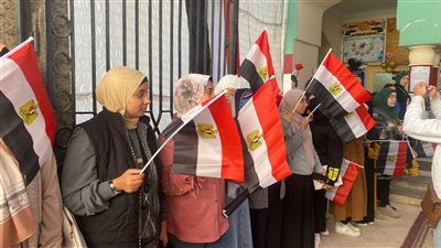 بأعلام مصر.. ممرات شرفية للناخبين أمام اللجان الانتخابية في الدقهلية | صور 